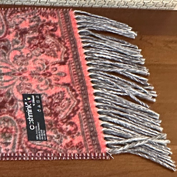 🌟HP🌟NWOT Cashmink Red & Gray Paisley Scarf V. FRAAS - Picture 8 of 13